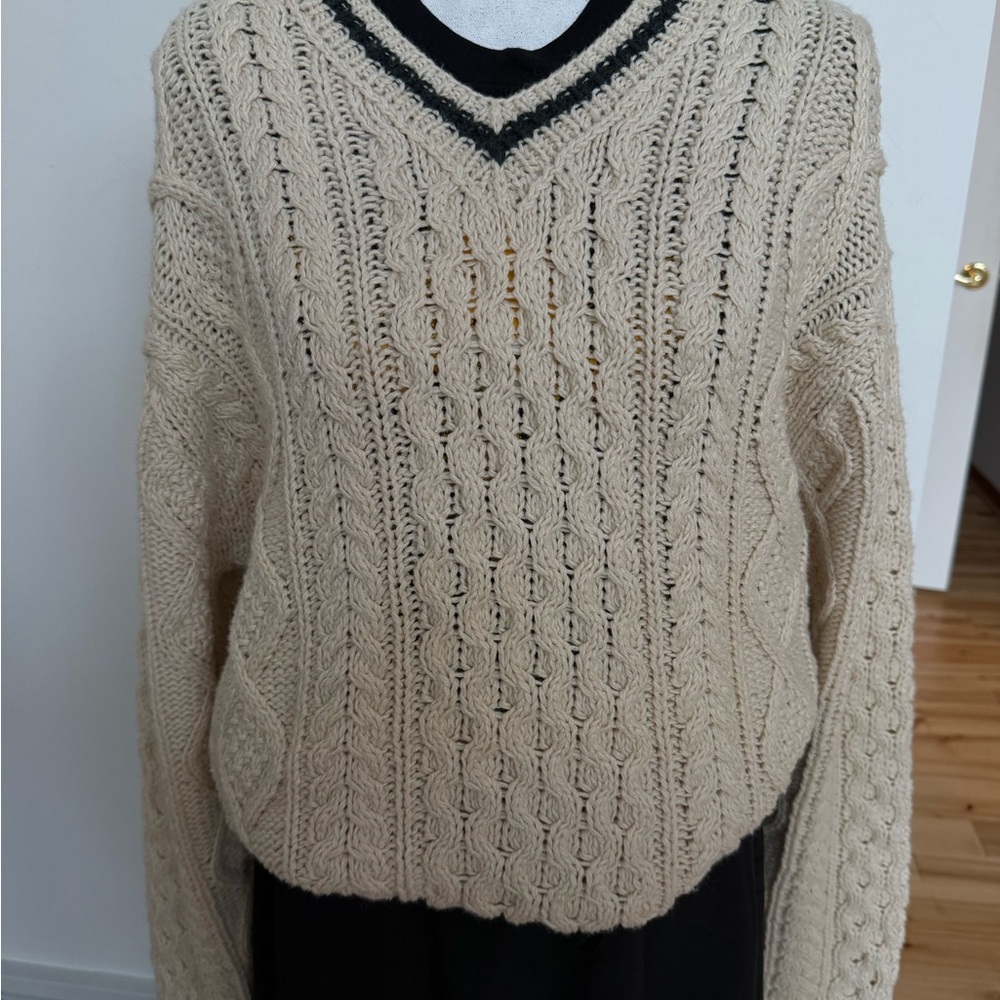 Abercrombie & Fitch Cable Knit V-Neck Sweater - Cream - Picture 10 of 12